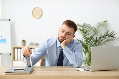 Procrastination jeune employé