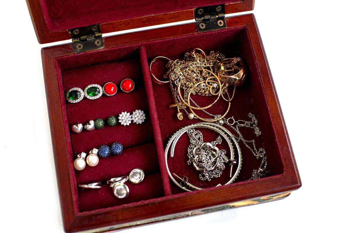 Un collier pendentif en argent déposé sur un chiffon doux de nettoyage Un collier pendentif en argent déposé sur un chiffon doux de nettoyage