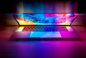 Un ordinateur portable ouvert affiche un écran arc‑en‑ciel coloré