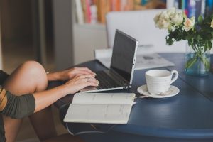 femme travaillant à son ordinateur portable dans un café